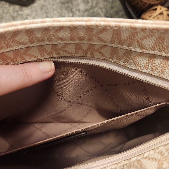 Michael Kors Signature Logo Crossbody/Messenger bag - Picture 11 of 13